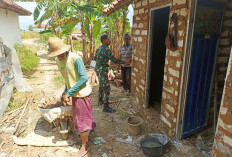 Satgas TMMD 127 Plester Dinding MCK Warga Mandala