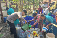 Bantu Warga Hadapi Kemarau, Polsek Ngambon Distribusikan 8.000 Liter Air Bersih