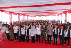Wakapolres Kediri Kota Dampingi Penyaluran Bansos Gubernur Khofifah di Balai Kota 