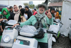 Kebahagiaan Warga di Pasar Murah Monas, Petugas PPSU dan Emak-emak Bawa Pulang Motor Listrik dari Presiden