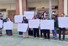 Puluhan Warga Imaan Geruduk PN Gresik, Kecewa Midhol Pembunuh Agen Bank Dituntut 14 Tahun