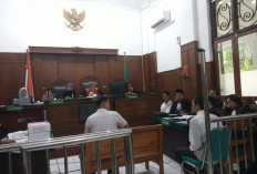 Hakim Perintahkan Jaksa Hadirkan Kadisdik Aries Agung Peawai ke Persidangan 