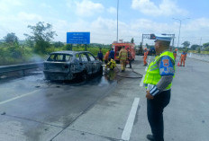 Diduga Korlseting, BMW X3 Ludes Terbakar di Exit Tol Belahanrejo Gresik
