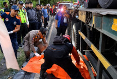 Nyalip Truk di Jalan Perak Timur, Pemotor Asal Lamongan Tewas Terlindas Trailer