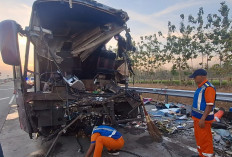 Bus Rombongan Family Gathering Tabrak Truk di Tol Ngawi, Tiga Orang Tewas
