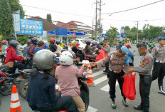Selama Ramadan, Polres Kediri Kota Rutin Bagikan Takjil Gratis Depan Mako