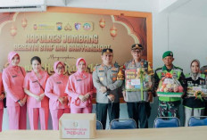 Kapolres Jombang Kunjungi Pospam Lebaran dan Berikan Tali Asih kepada Petugas