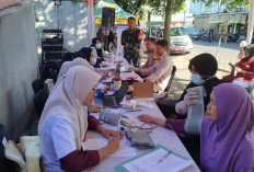 Sentuhan Humanis Satpol PP Jember di Pasar Tanjung, Mulai Bersih-bersih Sampah hingga Cek Kesehatan Gratis