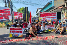 Aktivis Tutup Akses Jalan Raya, Desak Walikota Pasuruan Alihkan Truk Besar dari Jalur Maut Gadingrejo