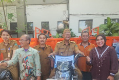 Pemdes Berbek Waru Dapat Bantuan Kendaraan Roda Tiga dari Anggota DPRD Sidoarjo