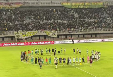 Persebaya Surabaya Tunjukkan Sportivitas Ajak PSBS Biak Rayakan Kebersamaan Usai Laga