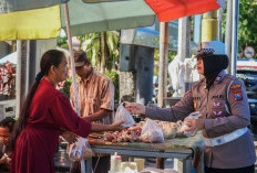 Tebar Senyum di Jumat Berkah, Srikandi Satlantas Polres Jember Bagikan Nasi Bungkus untuk Warga