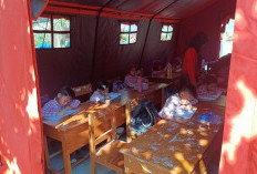  Atap Ambruk, Siswa SDN 3 Wonorejo Tulungagung Belajar di Tenda