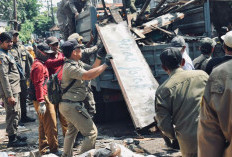 Pasar Tumpah Simo Katrungan Ditertibkan, Satpol PP Surabaya Bongkar Puluhan Lapak