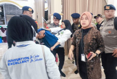 Personel Polresta Sidoarjo Bantu Evakuasi Santri Korban Dugaan Keracunan MBG