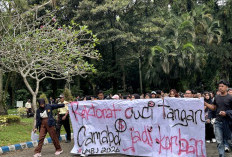 Ratusan Mahasiswa Unej  Geruduk Rektorat Tuntut Audit Total UKT