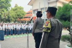 Dukung Program Polisi Peduli Pendidikan, Kapolsek Wiyung Pimpin Apel Pagi di SMPN 34 Surabaya