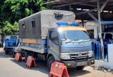 Adu Banteng di Pantura Situbondo! Mercy Hantam Truk TNI AL hingga Terguling, 4 Personel Luka