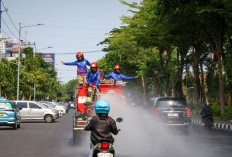 Redam Panas dan Debu Proyek, 10 Mobil Damkar Surabaya Dikerahkan Basahi Jalan Tiap Hari