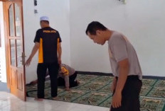 Peduli Lingkungan, Polisi Ngawi Bersih-bersih Masjid As Syafi’iah Jogorogo 