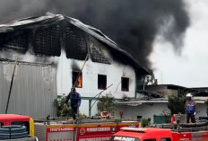 Percikan Las Diduga Picu Kebakaran Pabrik Sepatu di Dlanggu, 6 Mobil PMK Dikerahkan