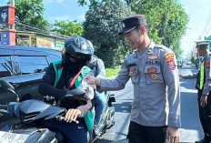 Polsek Waru Bagikan 100 Paket Nasi dan Air Minum kepada Pengguna Jalan