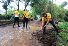 Polsek Winongan Bantu Korban Banjir dan Bersihkan Lumpur di Desa Prodo
