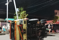 Tabrakan dengan Mobil Grab, Truk Tangki Air Terguling di Pacar Keling