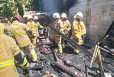 Ditinggal Pemilik Berjualan Kopi, Rumah di Wonocolo Surabaya Ludes Terbakar 