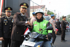 Polres Kediri Kota Kobarkan Semangat Kemerdekaan dengan Berbagi Bendera Merah Putih