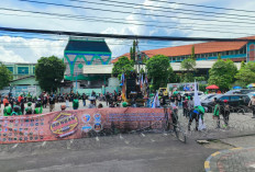 Lawan Tarif Murah, Ribuan Driver Ojol Kepung Gedung DPRD Jawa Timur