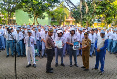 Peringati Hardiknas, Satlantas Polres Pasuruan Canangkan Program Helm On di SMKN 1 Gempol