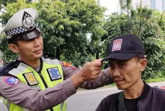 Polsek Wonocolo Sosialisasikan Call Center 110 Sambil Bagi Topi Gratis