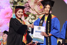 1.059 Lulusan Unitomo Didorong Jadi Pencipta Lapangan Kerja