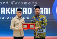 Berkontribusi Lindungi Anak PMI, Bupati Gresik Terima Penghargaan Kepala Daerah Inspiratif