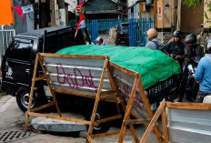 Dua Mobil Terperosok di Proyek Box Culvert Jalan Asem Mulya, Warga Soroti Pengamanan