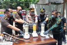 Ratusan Perkara Tuntas, Kejari Jember Musnahkan Barang Bukti Narkotika hingga Senjata Tajam