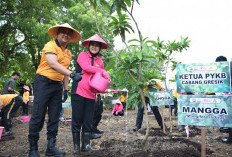 Hijaukan Gresik, Yayasan Kemala Bhayangkari Tanam Puluhan Pohon Produktif di Asrama Randuagung