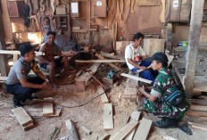 Pererat Sinergi dengan Masyarakat, Babinsa Larangan Pantau Aktivitas Perajin Mebel di Pamekasan 