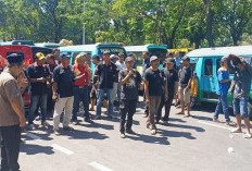 Ratusan Sopir Angkot Geruduk Dishub Jatim, Protes Transit Trans Jatim di Medaeng 