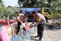 Sambut Hari Jadi Ke-75 Humas Polri, Polres Bojonegoro Bantu Warga Terdampak Kekeringan