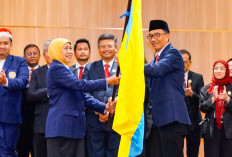 Khofifah Kukuhkan Pengurus IKA FH Unair, Dorong Alumni Perkuat Kontribusi untuk Bangsa