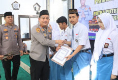 Puluhan Pelajar Berprestasi Terima Beasiswa Pendidikan dari Polres Jombang