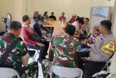 Redam Gejolak Warga, Bhabinkamtibmas Polsek Lakarsantri Mediasi Dampak Banjir Watulawang Surabaya