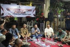 Duduk Lesehan Serap Aspirasi, Kapolres Pelabuhan Tanjung Perak Cangkrukan Bareng Warga Sidotopo