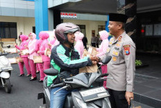 Polres Tulungagung Bagikan Takjil dan Sampaikan Imbauan Kamtibmas saat Ramadan