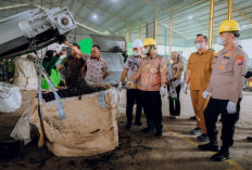 Pemkab Gresik Terapkan Landfill Mining di TPA Ngipik Kurangi Tumpukan Sampah Lama