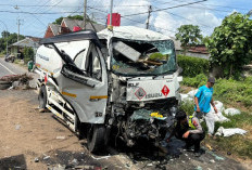 Truk Tangki Solar Tabrak Bus Mogok di Pantura Situbondo, Sopir Kritis