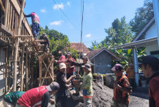 Gotong Royong Penuh Kepedulian, Babinsa Bantu Pengecoran TPA di Uranggantung
