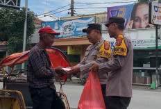 Jumat Berbagi, Polsek Ngadiluwih Bagikan Nasi Kotak untuk Masyarakat